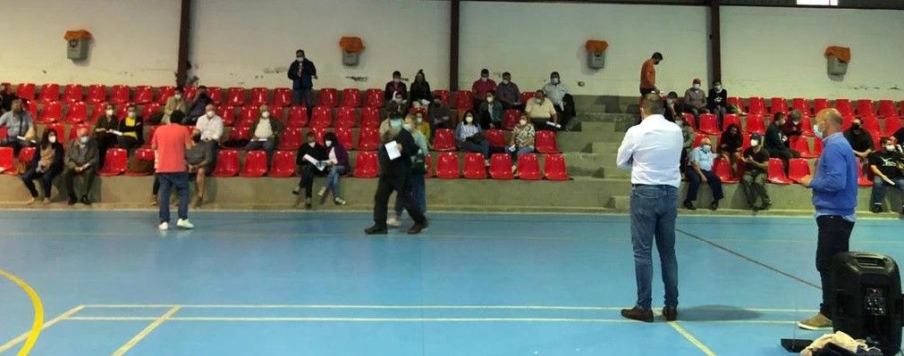 El Pabellón de Carballedo recoge la preocupación del vecindario por el proyecto eólico
