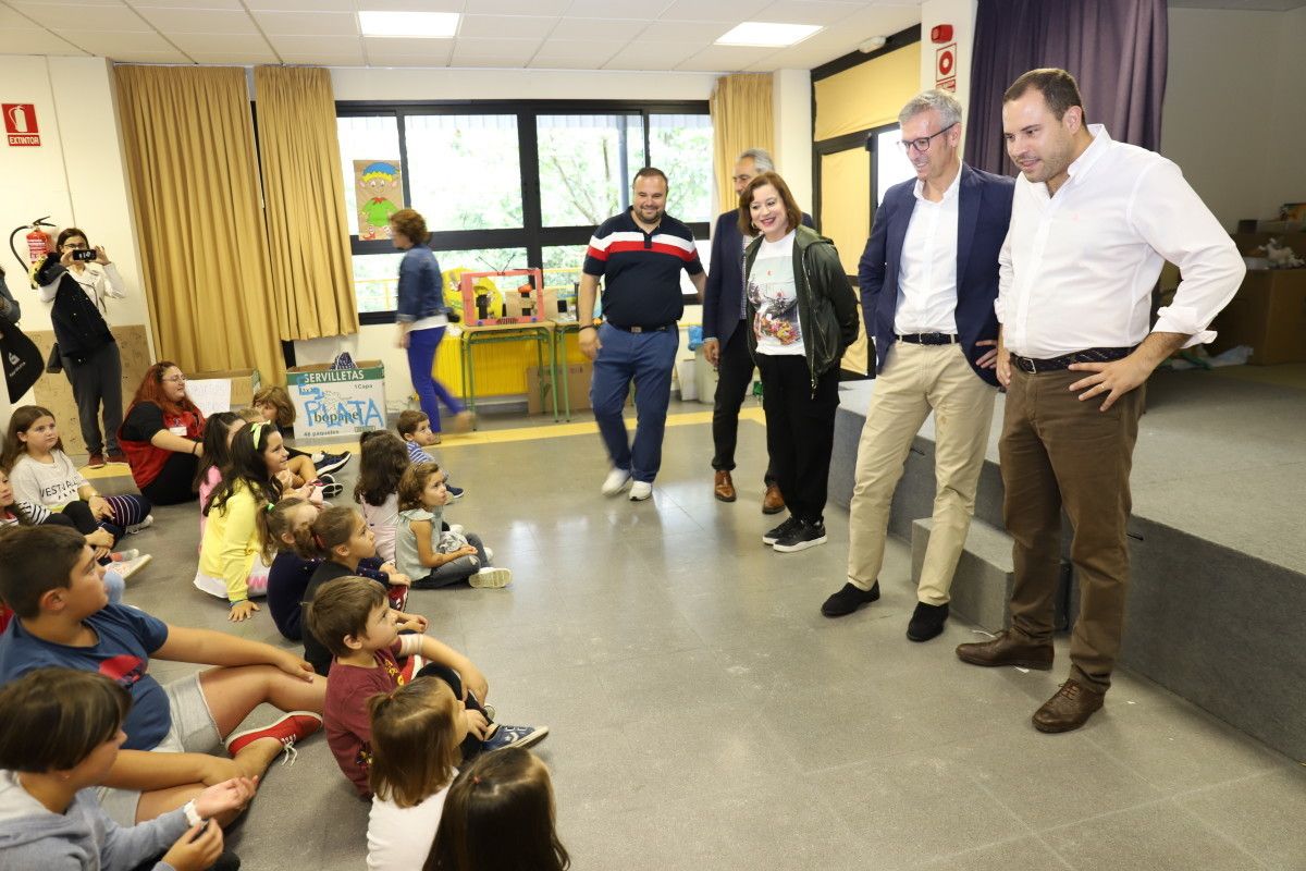 El alcalde Cubela con un grupo de niños (Arquivo)