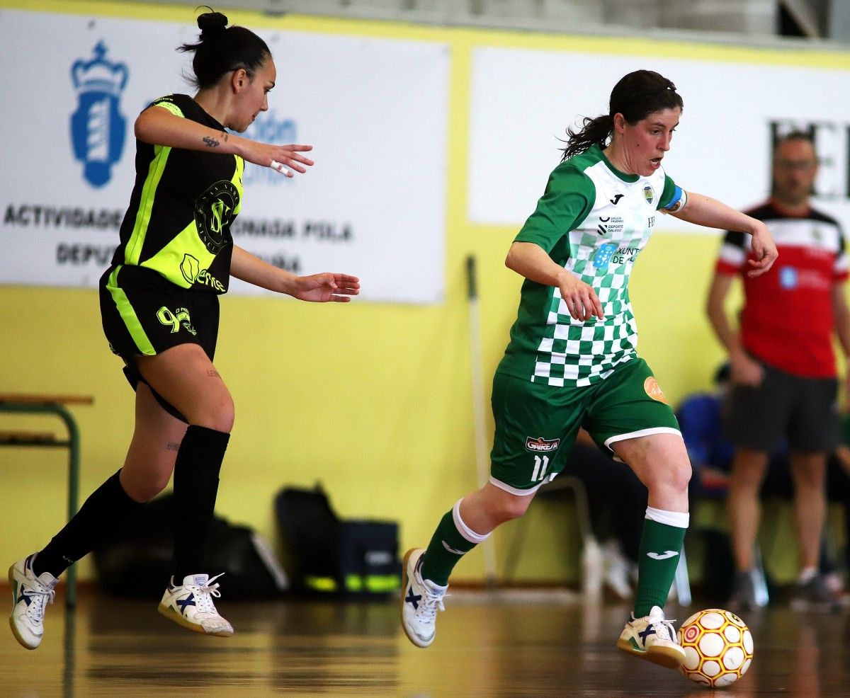 Pau (izquierda), en el partido entre Valdetires y Marín Futsal