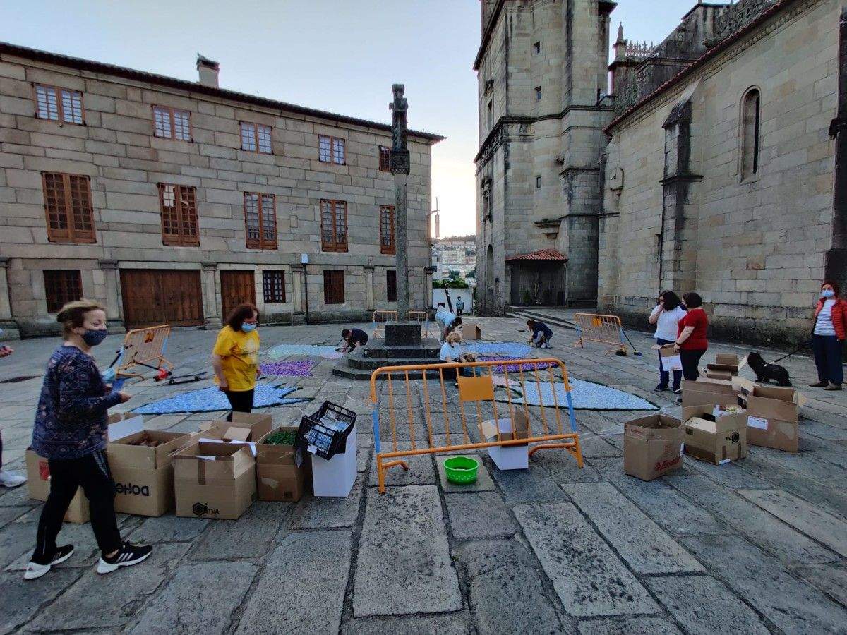 Confección de la alfombra floral en Santa María