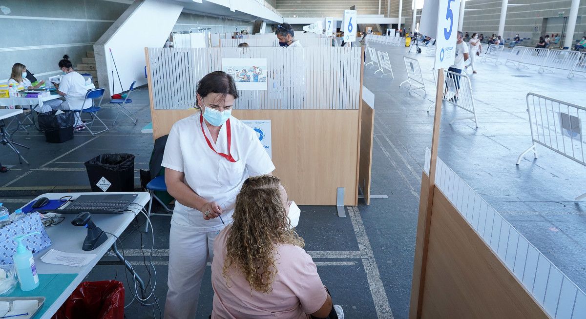 Vacinación de persoas entre 40 e 49 anos no Recinto Feiral