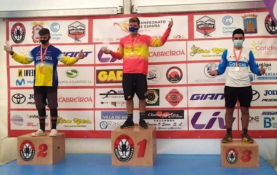 Zoe del Río (dereita) no podio do Campionato de España de Enduro BTT