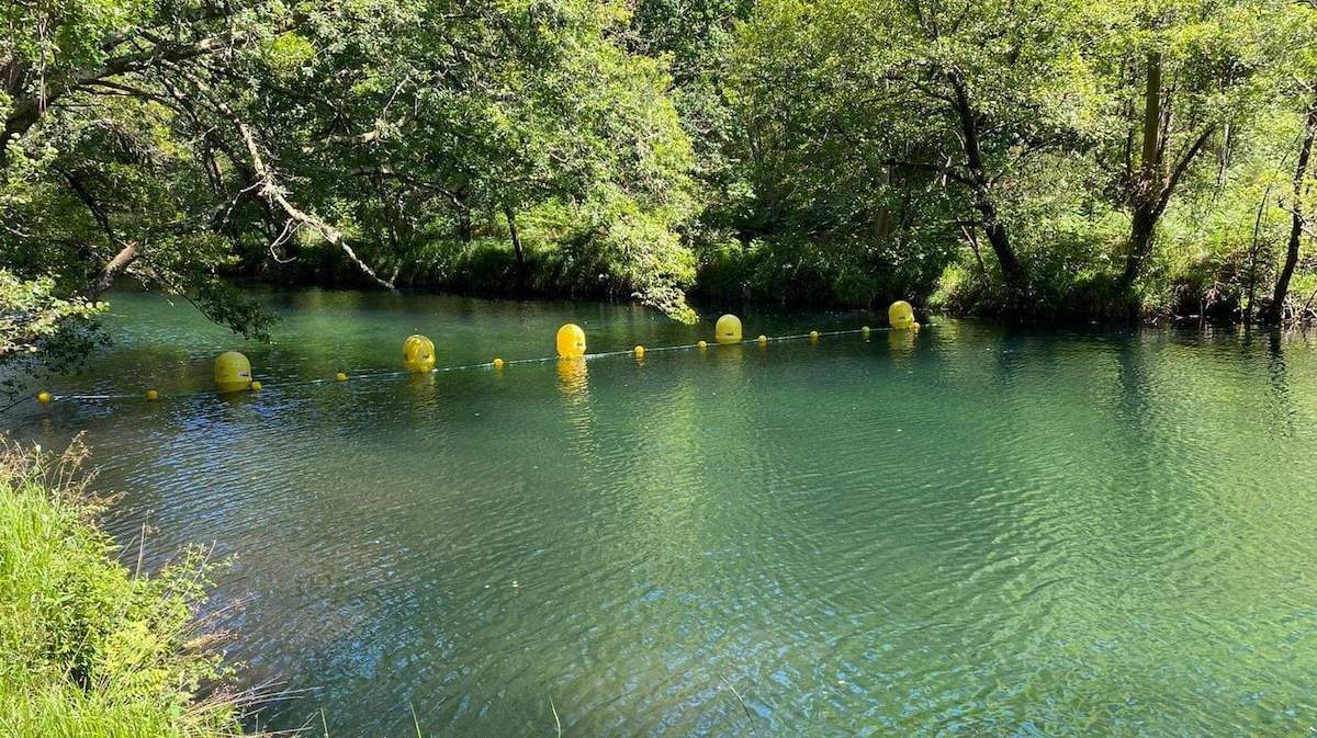 Balizamiento en la playa fluvial de A Calzada