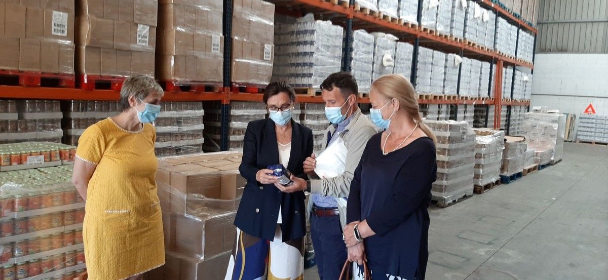 Maica Larriba, subdelegada do Goberno, coordina a achegaa de 216 toneladas de alimentos á Cruz Vermella