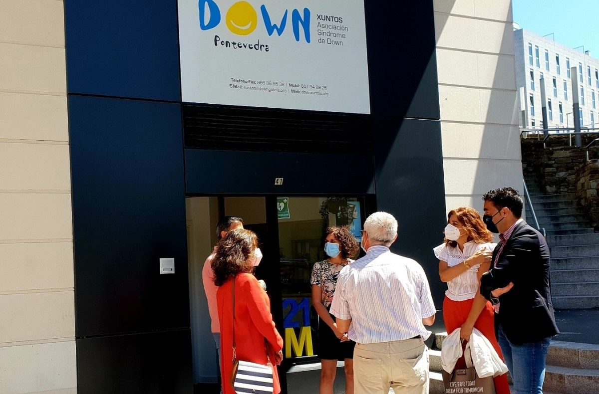 Visita de representantes da Xunta ás instalacións de Down Pontevedra