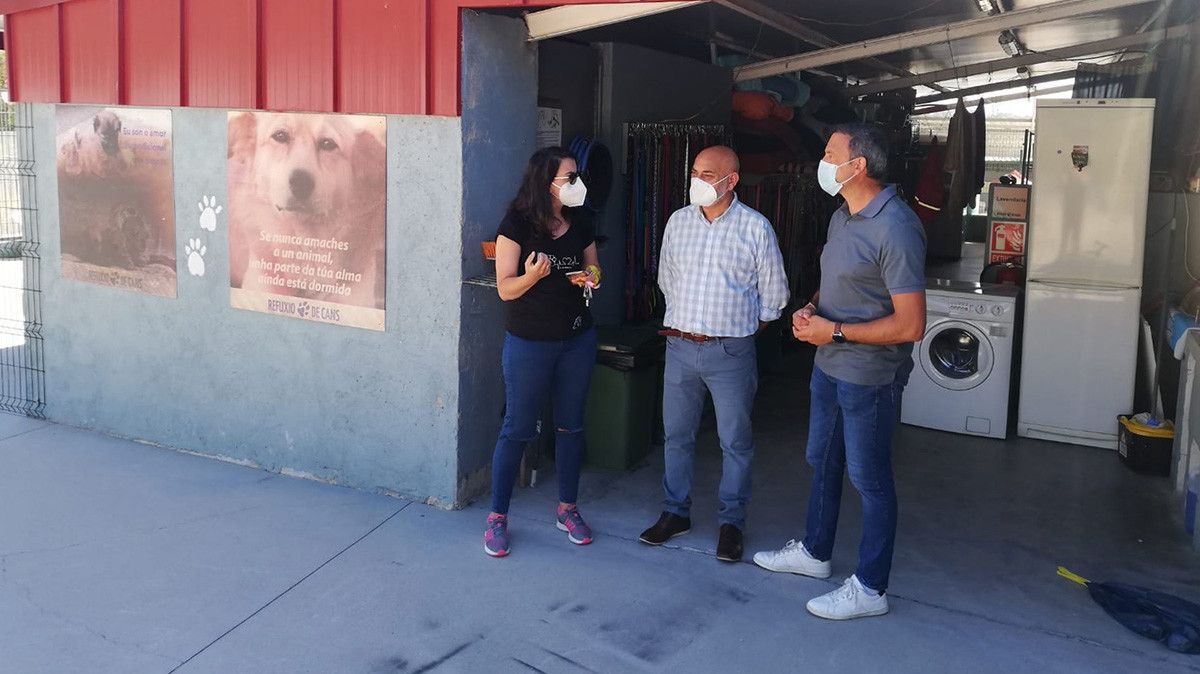 Tino Fernández y Marcos Rey en el refugio de animales de Campañó