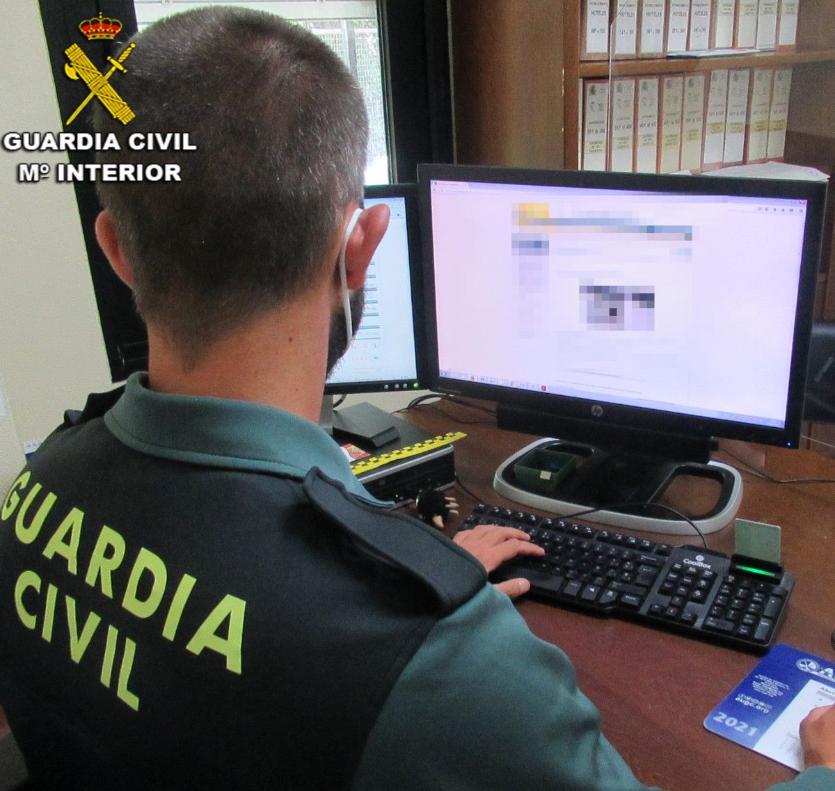 Un axente da Garda Civil diante dun ordenador