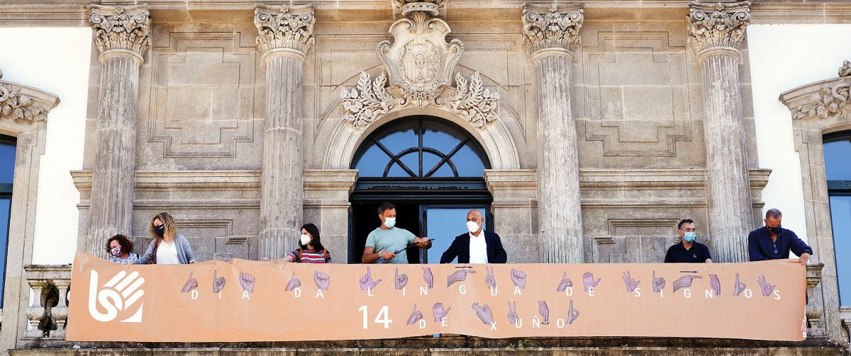 Pancarta instalada en el Concello de Pontevedra para conmemorar el Día Nacional de la Lengua de Signos