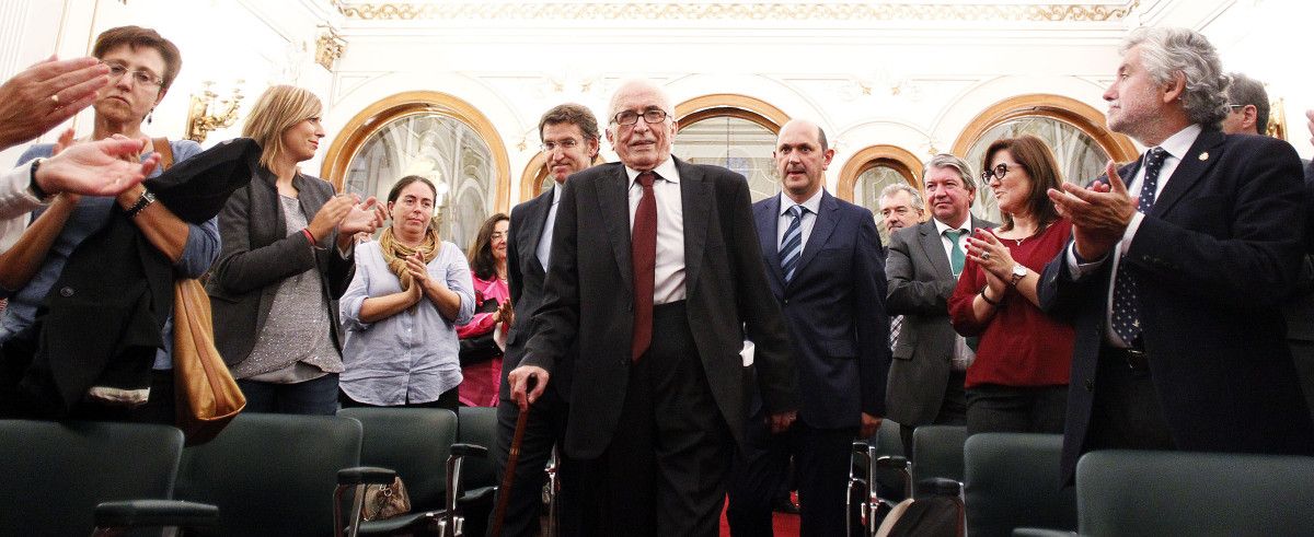 Neira Vilas recibe el premio Otero Pedrayo