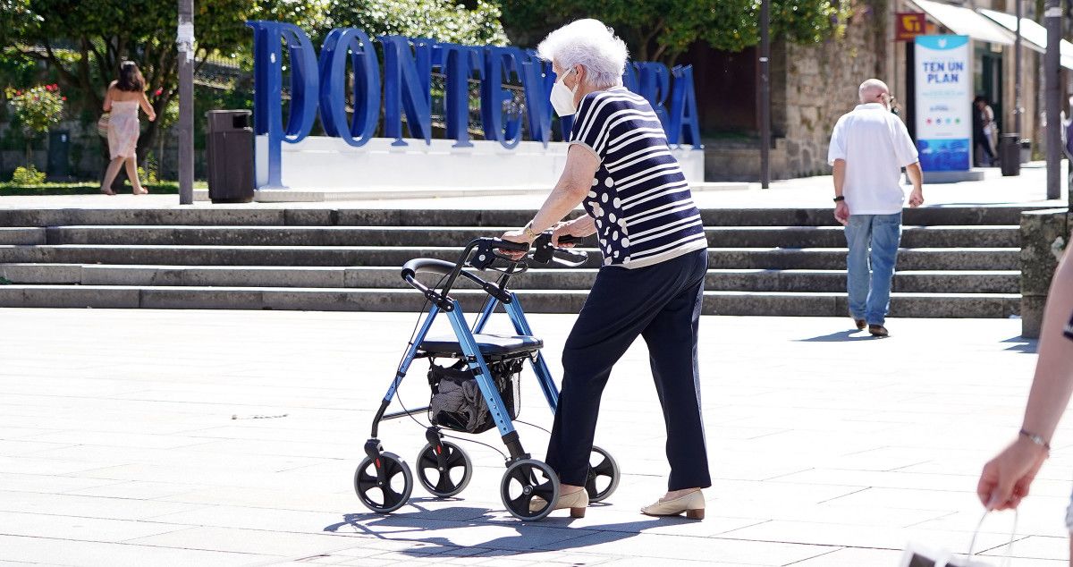 Mujer paseando con la mascarilla por Pontevedra