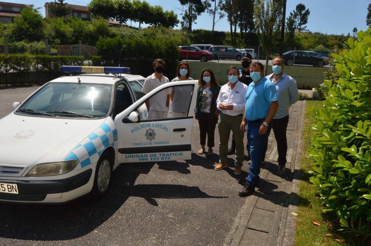 Entrega del coche de la Policía al IES de Vilalonga