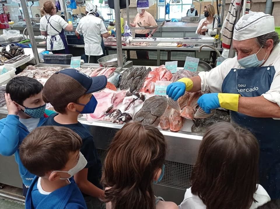 Visita al mercado del alumnado del Ceip Álvarez Limeses y de la Xunqueira 2 