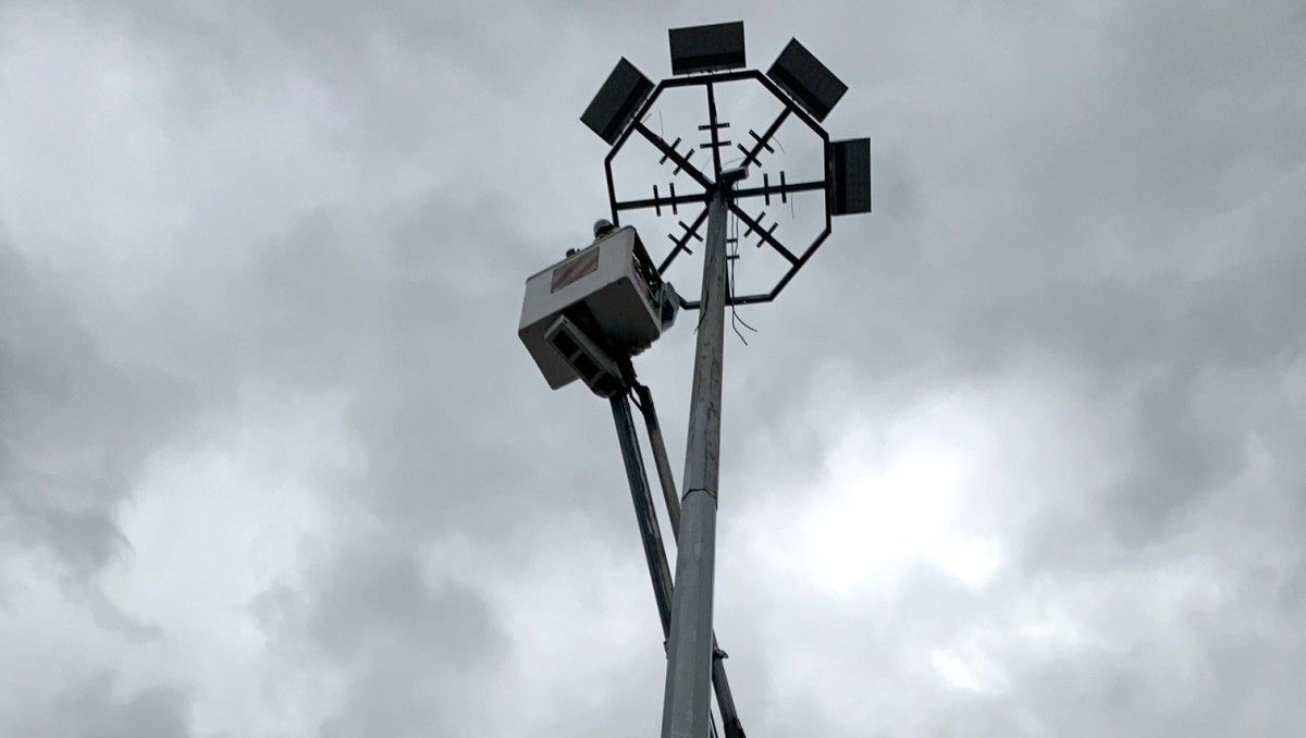 Instalación de proxectores led na luminaria do Recinto Feiral