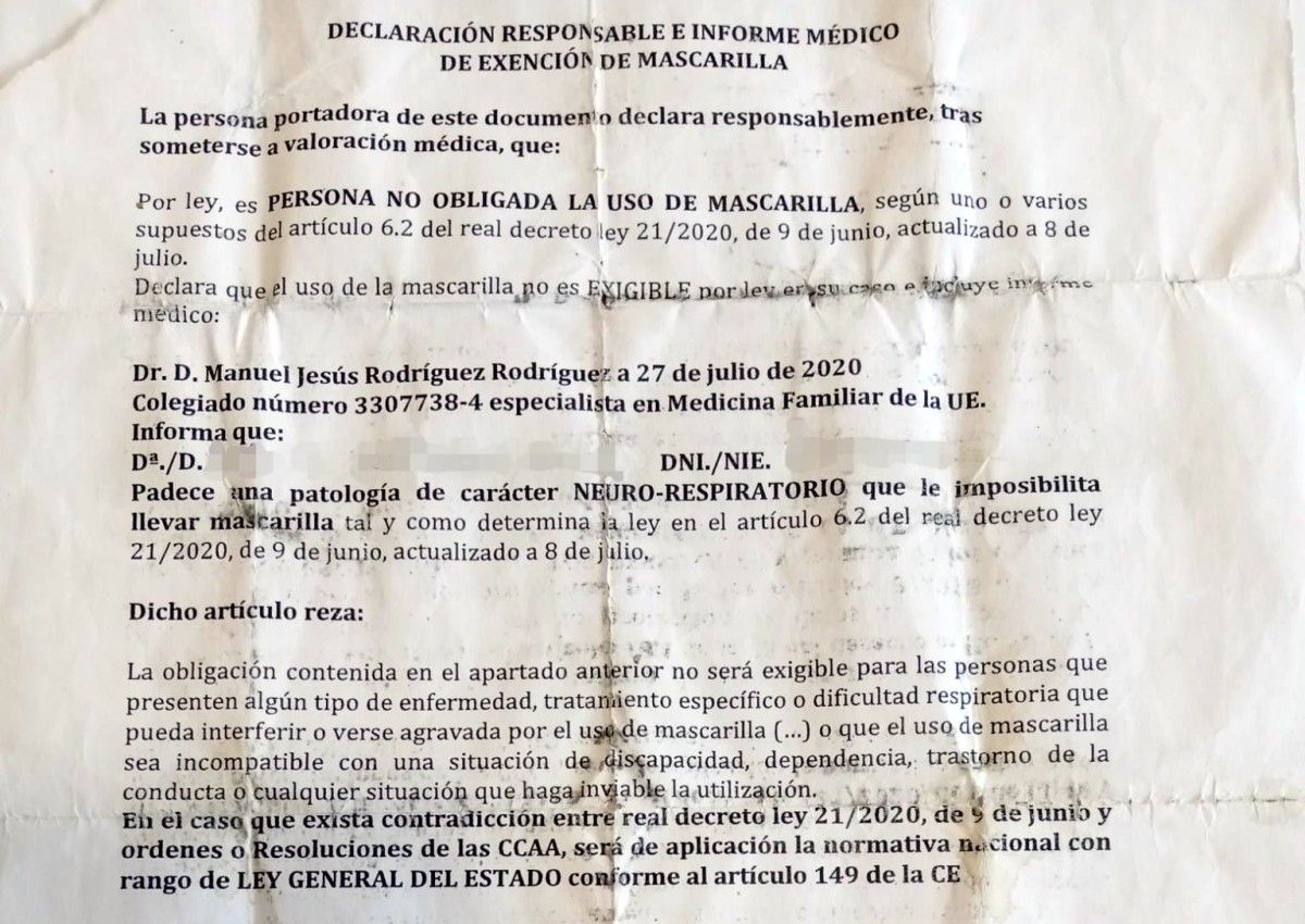 Documento con el nombre del médico negacionista presentado por el vecino de Poio para justificar la falta de mascarilla