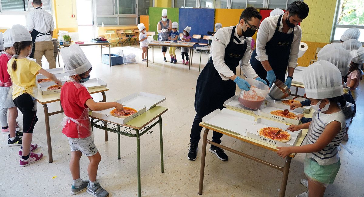 Sesión de cociña con Giuseppe Verniero no proxecto 'Horta chef' do colexio Campolongo 