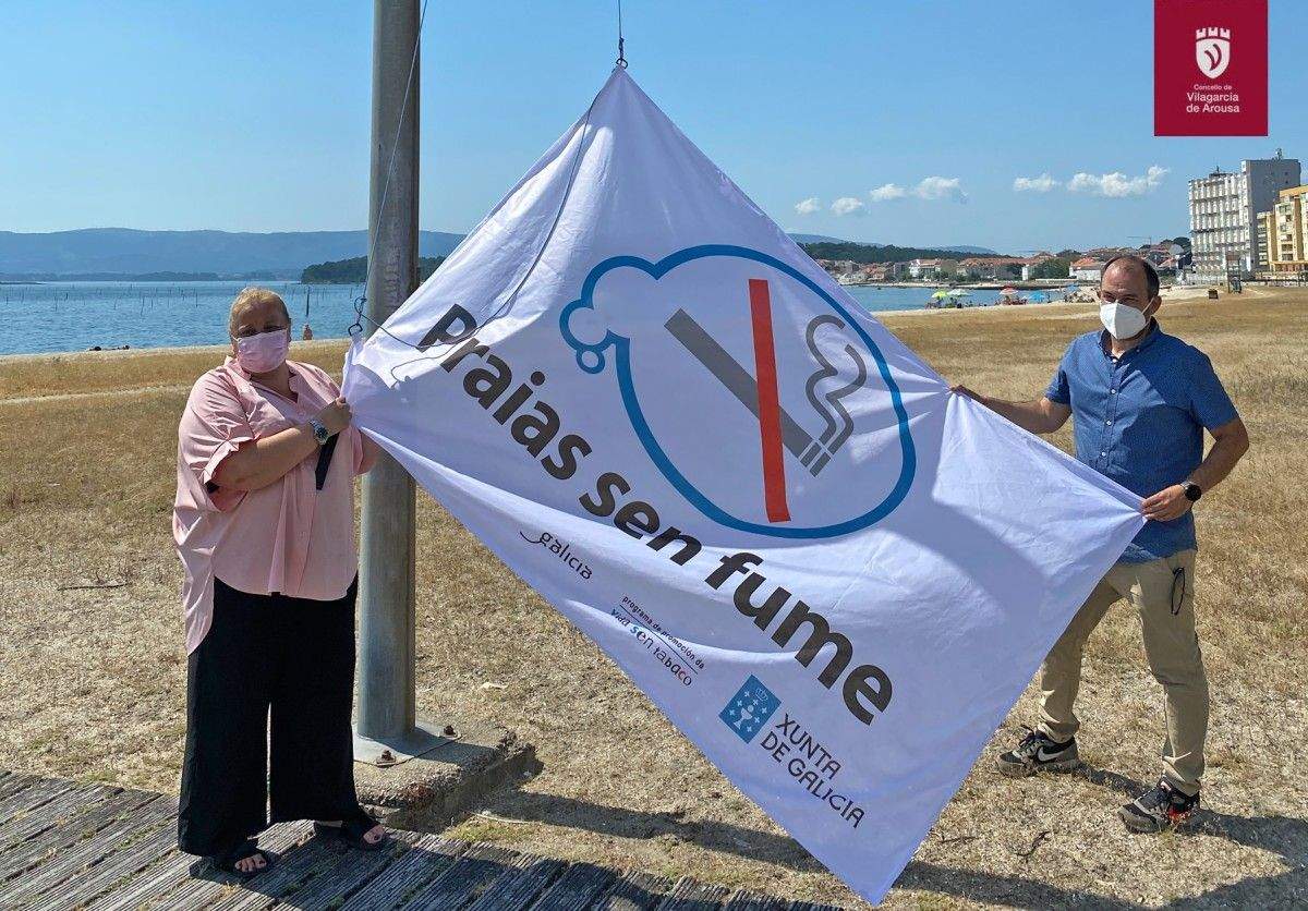 Izado da bandeira de Praia sen Fume na praia de Compostela