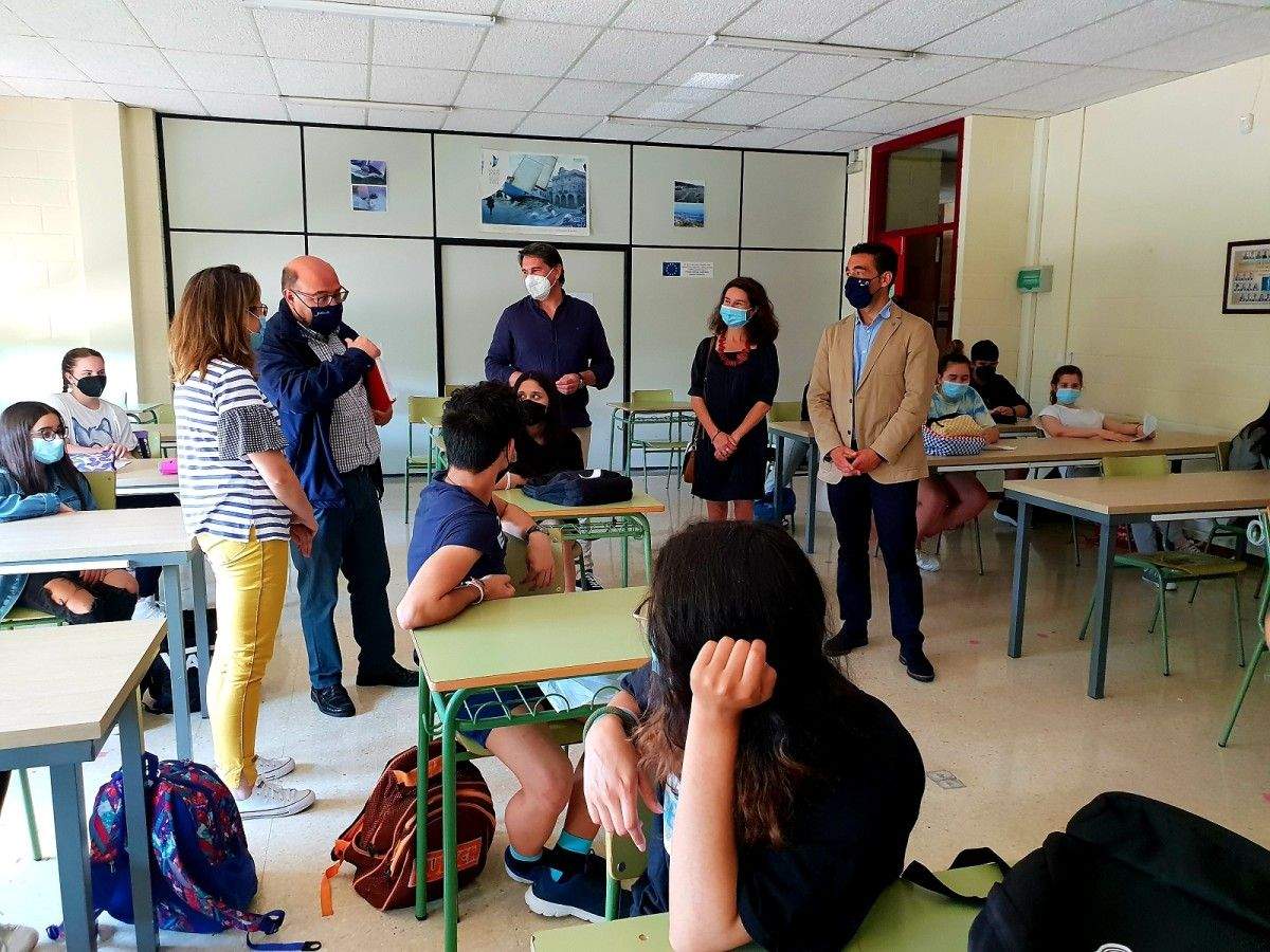 Visita do delegado territorial da Xunta en Pontevedra e o xefe territorial de Educación ao IES Luis Seoane