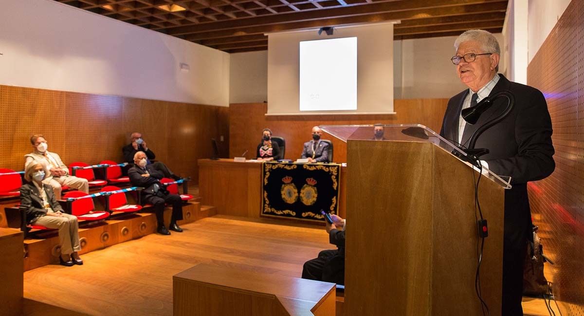 César Portela, durante o seu discurso na Real Academia Galega de Ciencias 