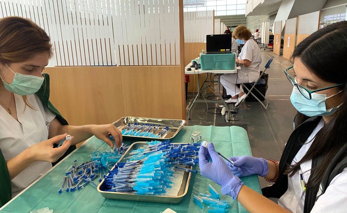 Profesionales sanitarias preparan las vacunas en el Recinto Feiral