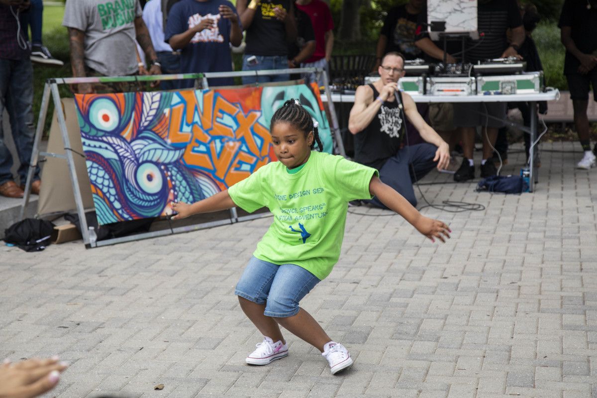 Joven bailando break dance
