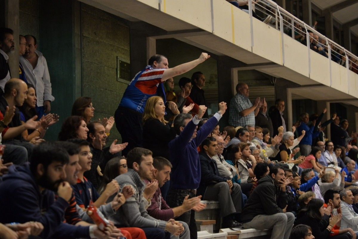 Aficionados del Teucro durante el partido contra el Academía Octavio