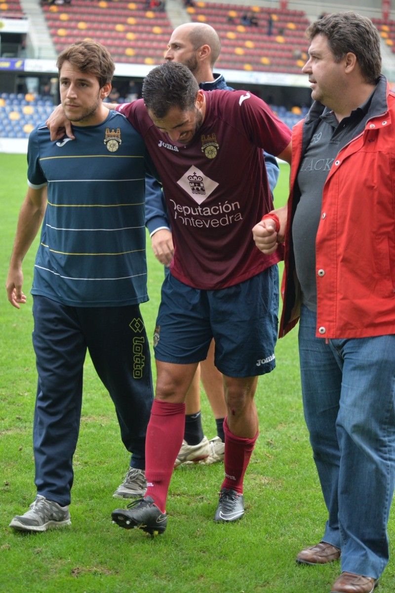 Fran Fandiño se retira lesionado en el partido ante el Silva en Pasarón