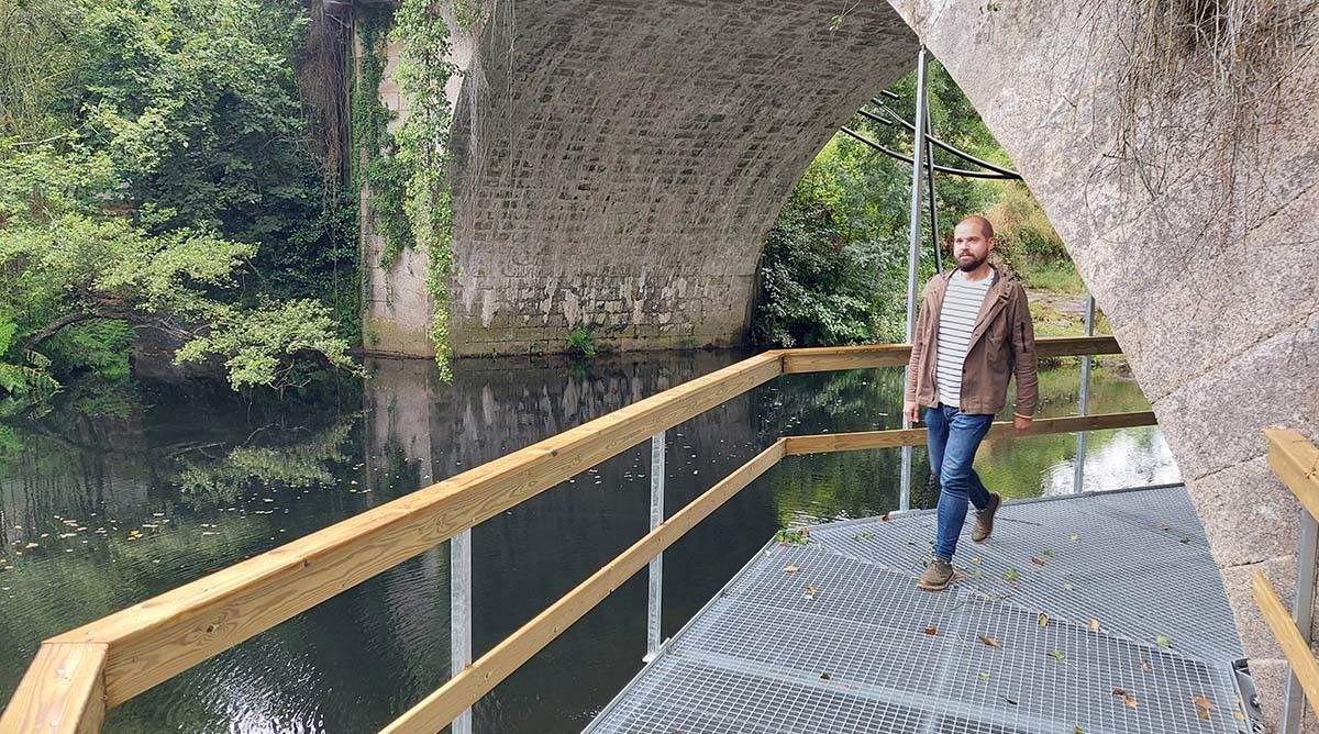 Nova pasarela metálica baixo a ponte de Bora