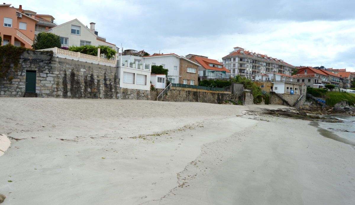 Playa de A Carabuxeira tras completarse la primera fase de rehabilitación