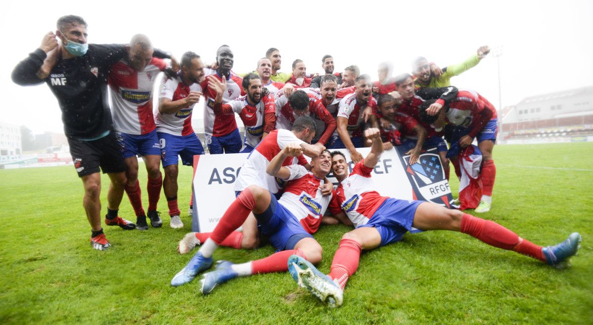 Play off de ascenso a Segunda RFEF entre Arosa e Somozas na Lomba