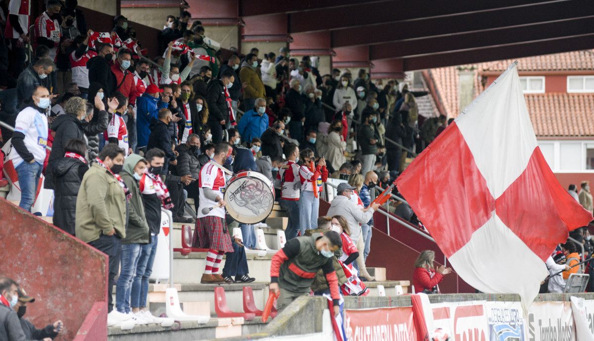Play off de ascenso a Segunda RFEF entre Arosa y Somozas en A Lomba