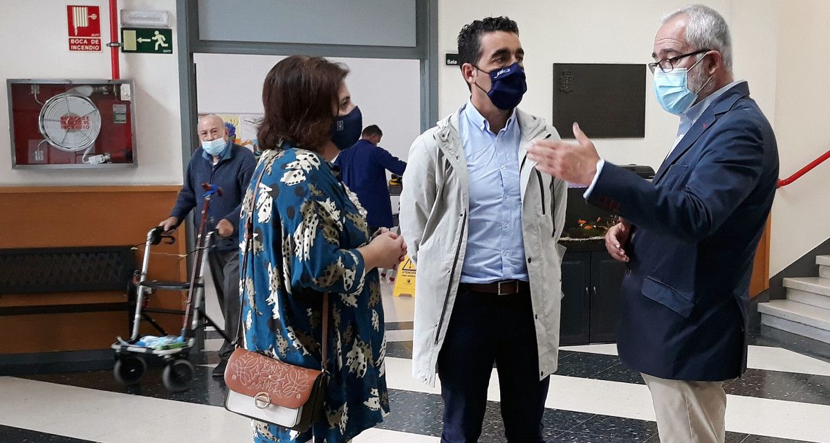Luís López, María José Pérez-Izaguirre e Óscar Arroyo, en la residencia de Campolongo