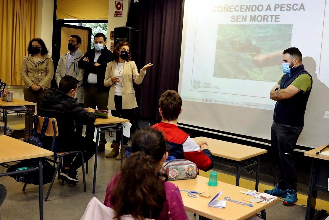 A conselleira Ángeles Vázquez durante a charla do pescador campión do Mundo, David Arcay, no IES de Cotobade