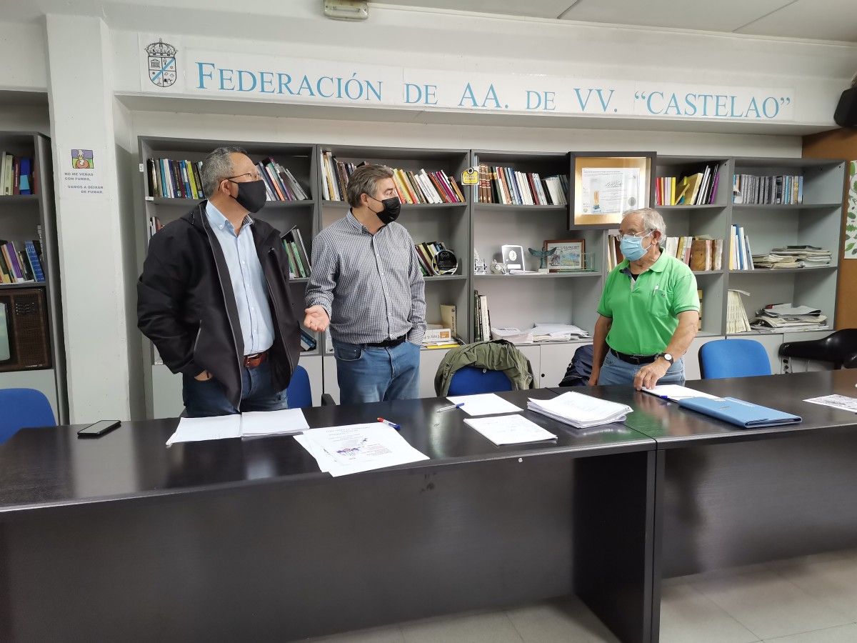 Juan Loureiro (en el centro), presidente de la Federación de Vecinos Castelao, junto a Juan José Esperón y Ramón Laxe