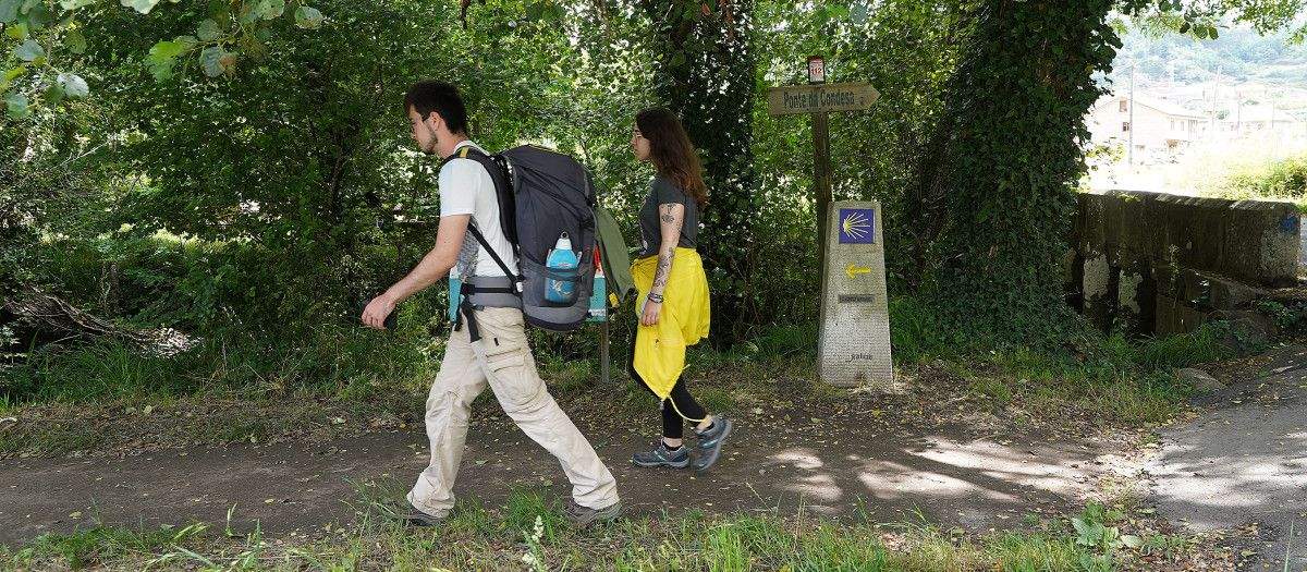 Uns peregrinos percorrendo o camiño portugués