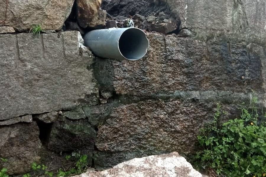 Tubaxe instalada nunha propiedade privada para desembocar as augas pluviais, segundo a veciñanza do Pereiro