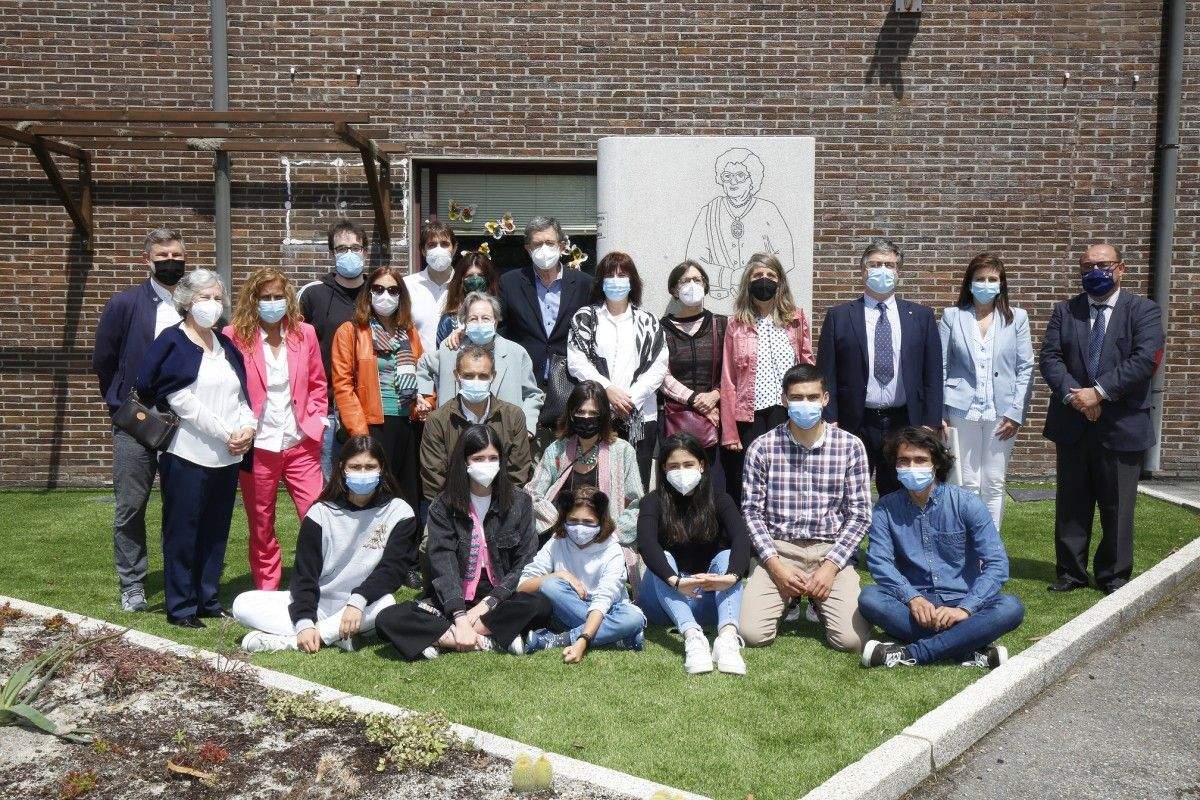 Personas asistentes a la inauguración de la escultura en la memoria de Daría González