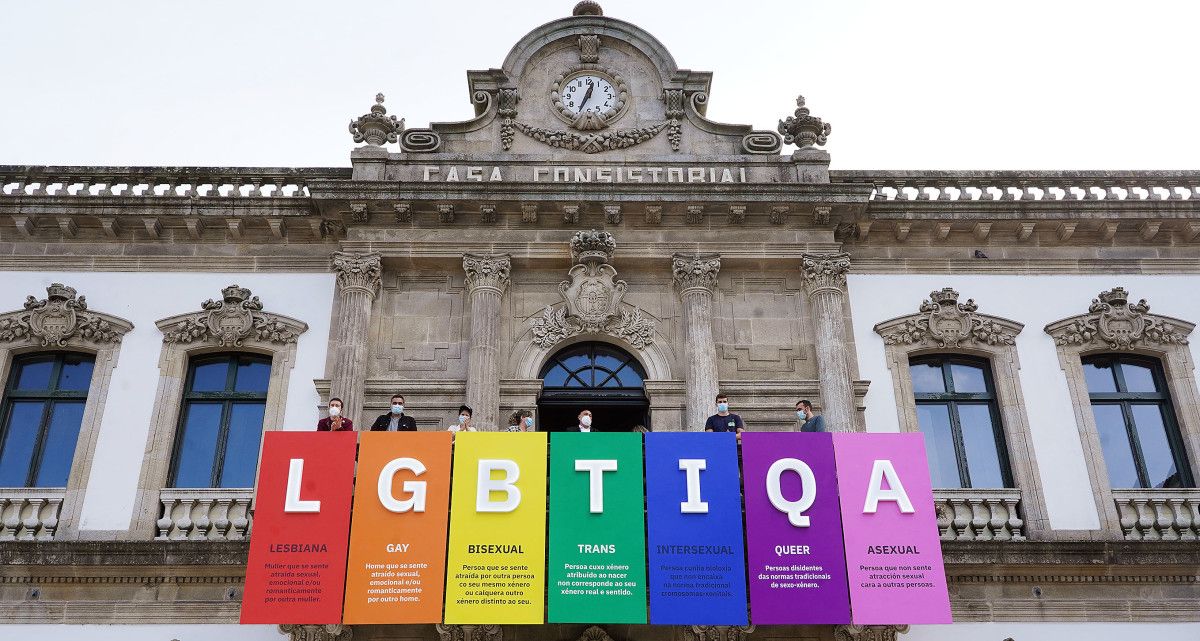 Pancarta conmemorativa do Orgullo LGTBIQA en Pontevedra
