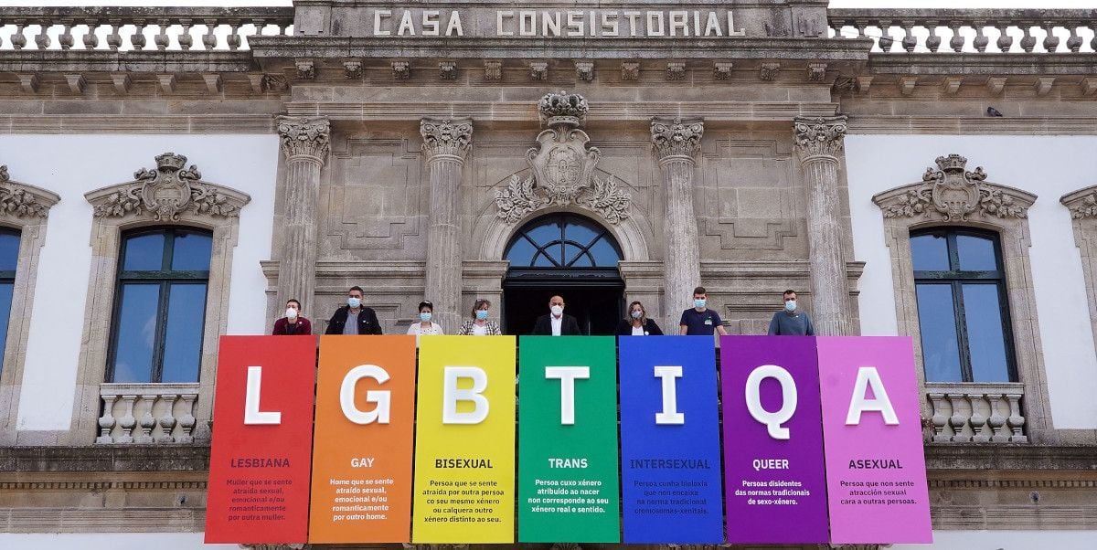 Pancarta conmemorativa do Orgullo LGTBIQA en Pontevedra