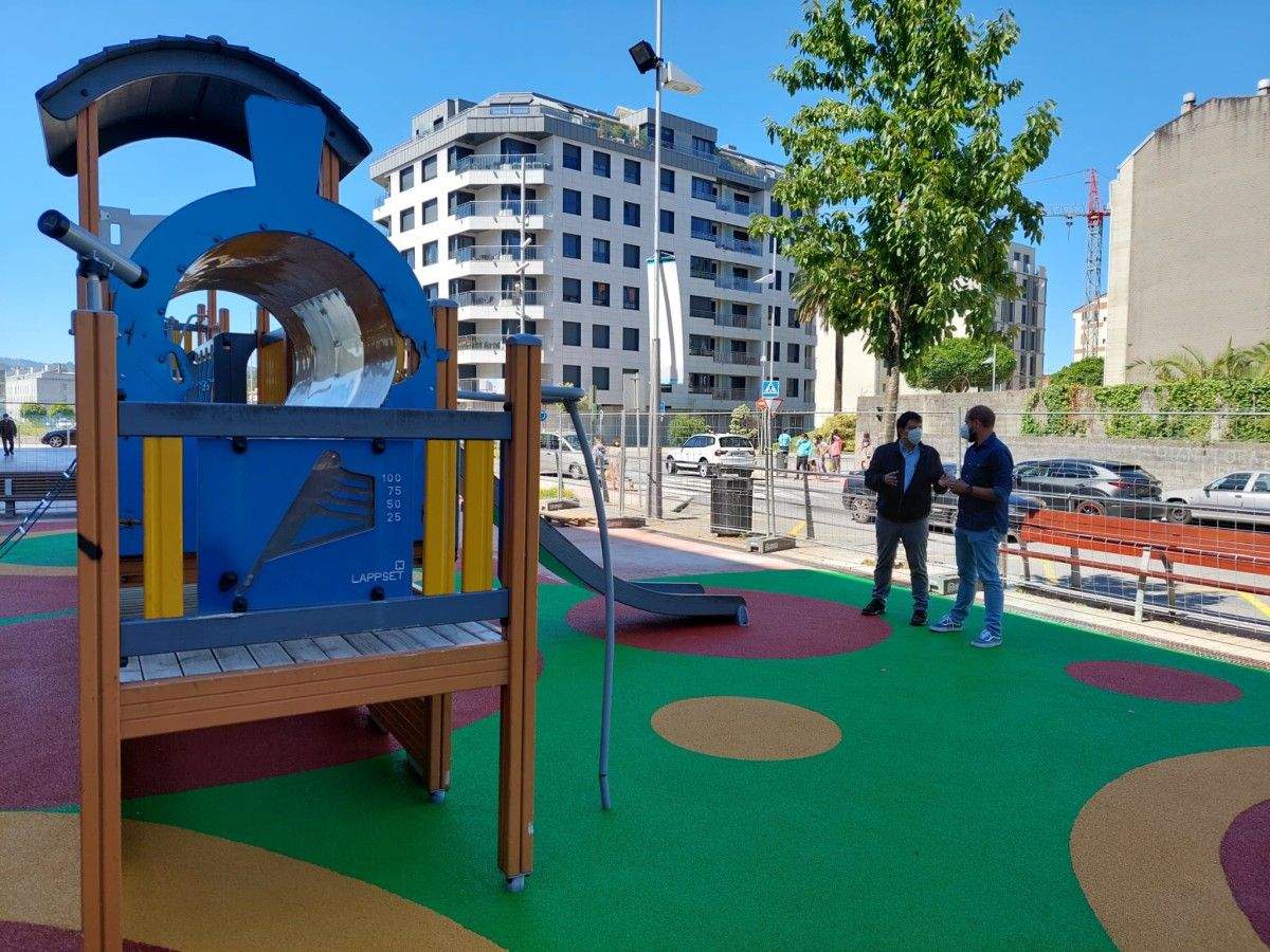 Iván Puentes visita as obras do parque infantil da pasarela