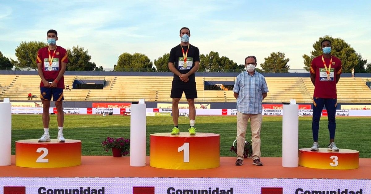 Jean Marie Okutu (dereita) no podio do Campionato de España de Atletismo