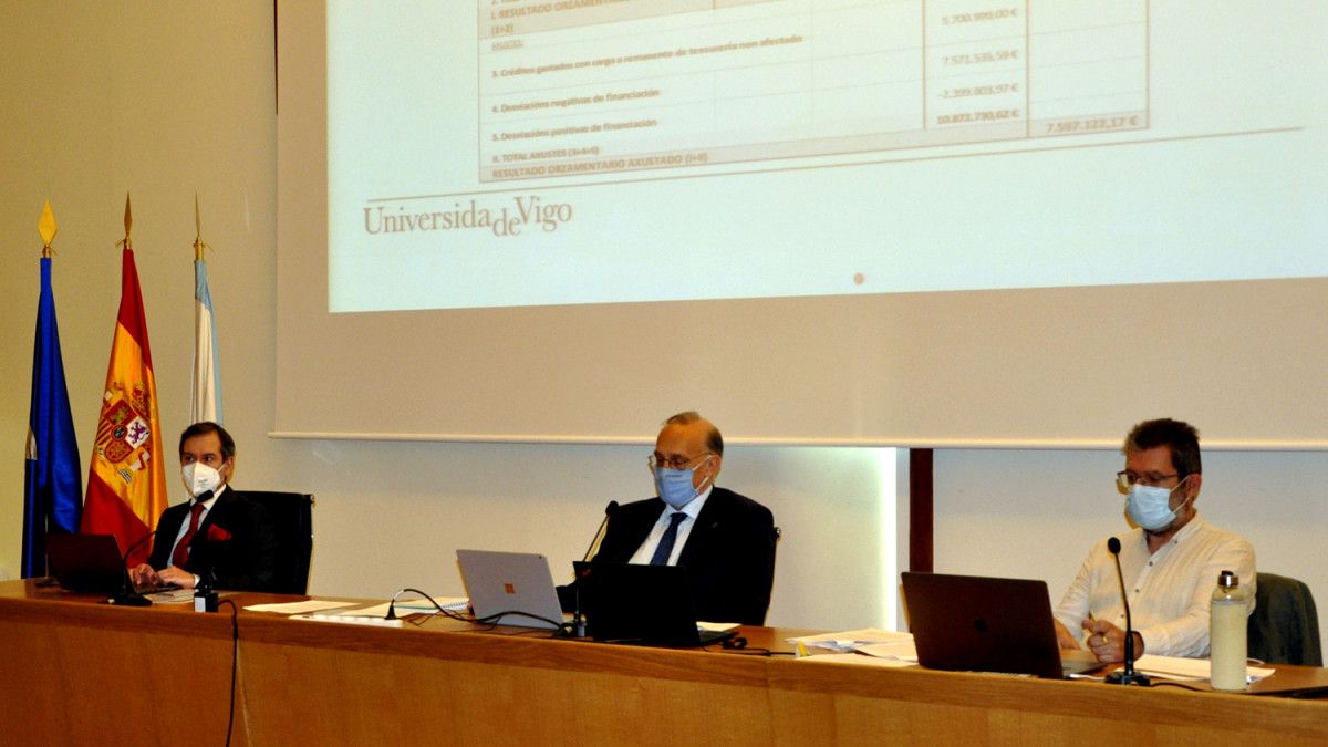 O reitor Manuel Reigosa durante o Consello de Goberno