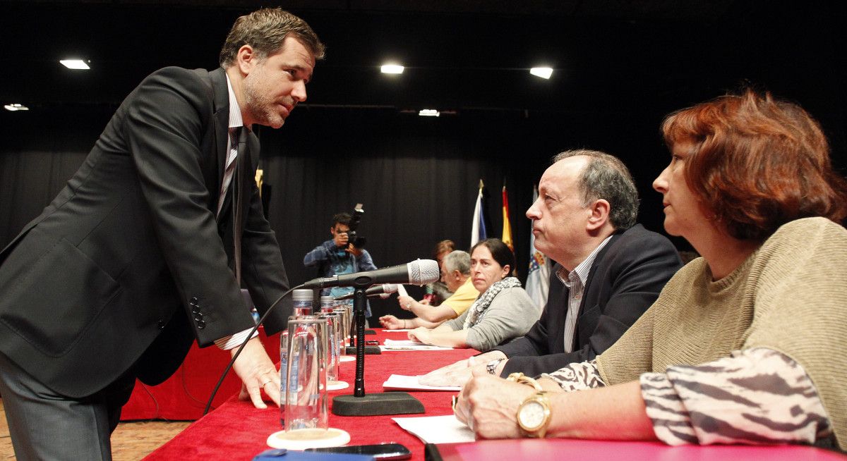 Jacobo Moreira saúda a Anton Louro e Carlota Román durante un Pleno da Corporación 