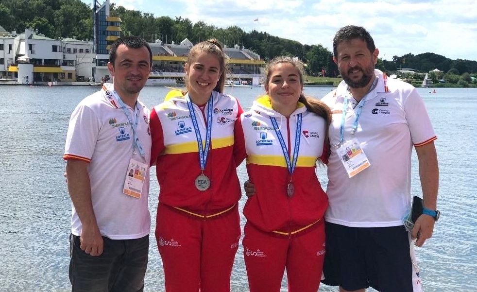 Antía Otero y Valeria Oliveira con una de las medallas ganadas en el Europeo Júnior en Poznan
