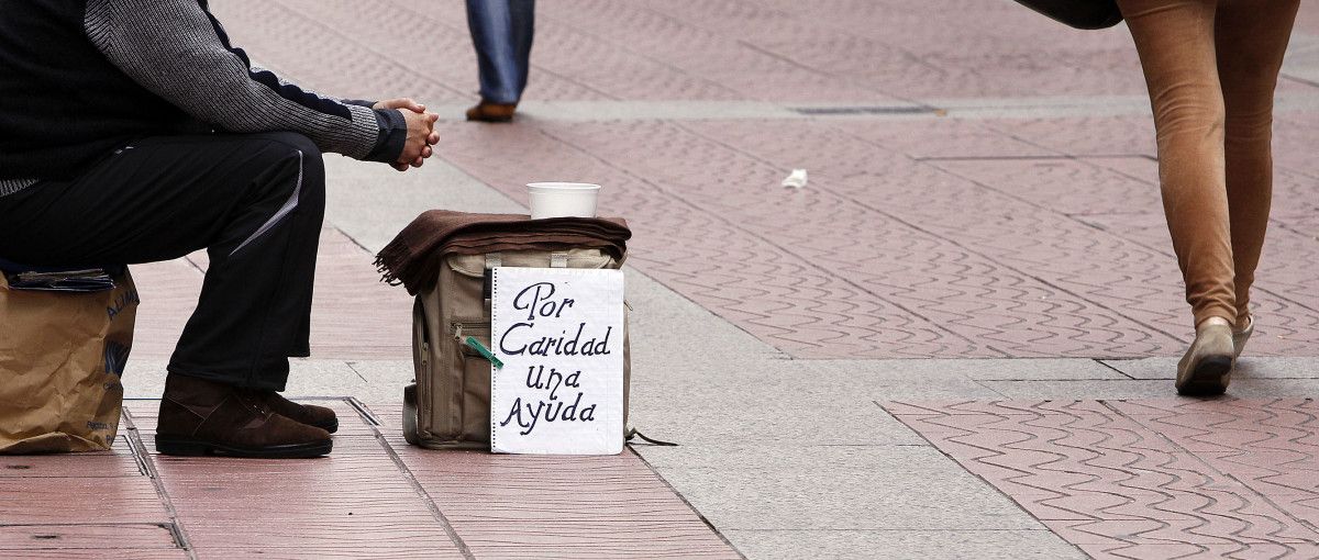 Una persona pide limosna en la calle