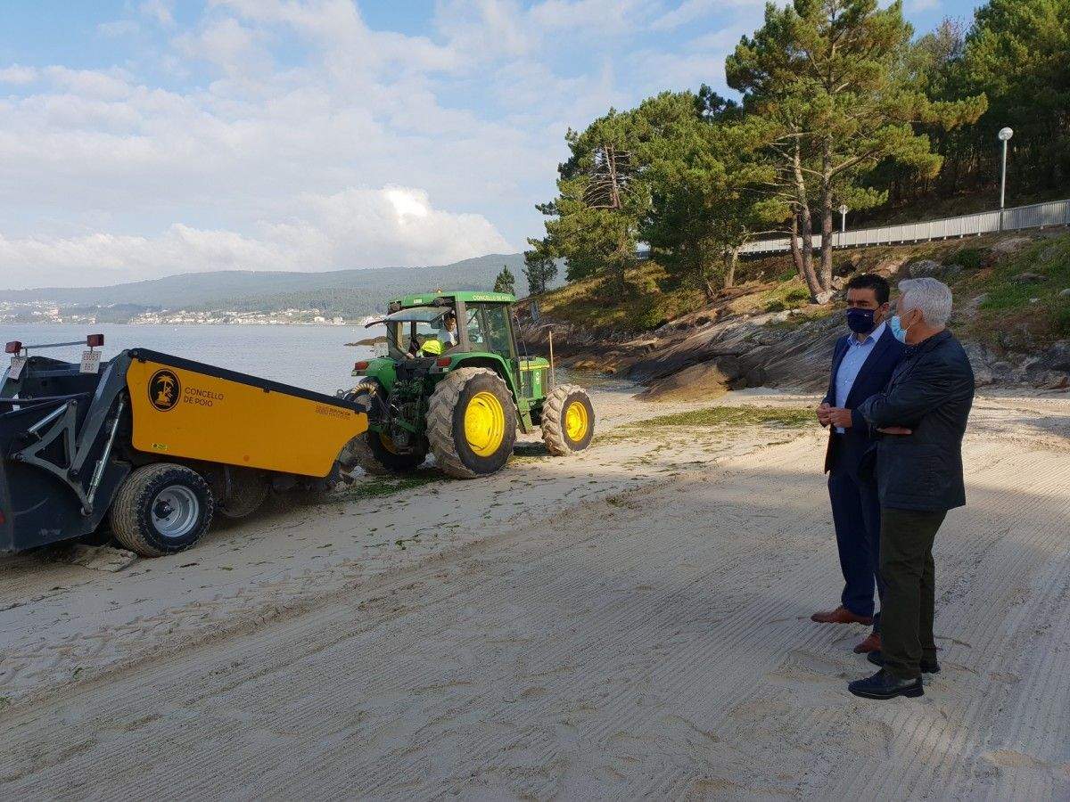 El delegado de la Xunta y el alcalde de Poio en la playa de Cabeceira