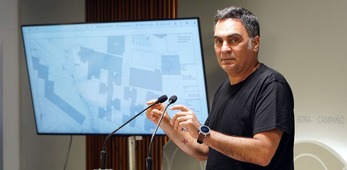Demetrio Gómez con el proyecto de reforma de la calle Alemania