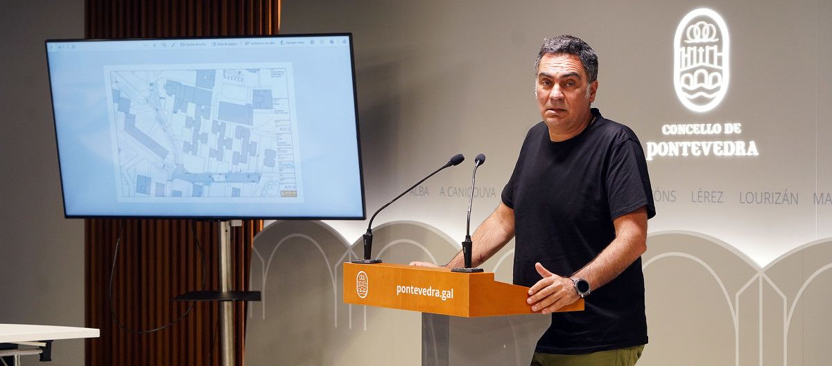 Demetrio Gómez co proxecto de reforma da rúa Alemaña