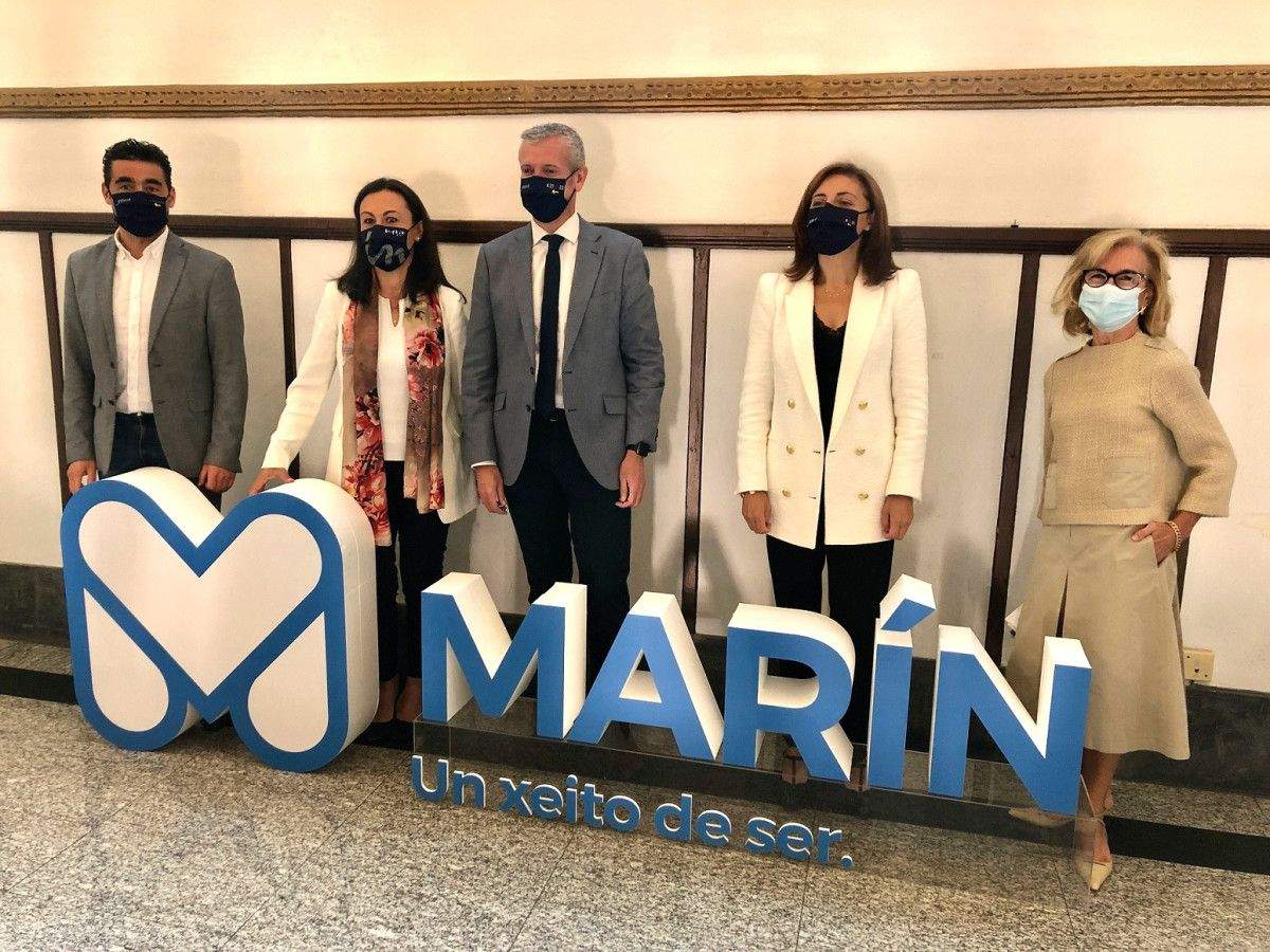 A alcaldesa de Marín, 2ª desde a esquerda, seguida do vicepresidente primeiro da Xunta e a conselleira de Medio Ambiente, Territorio e Vivenda trala sinatura do convenio