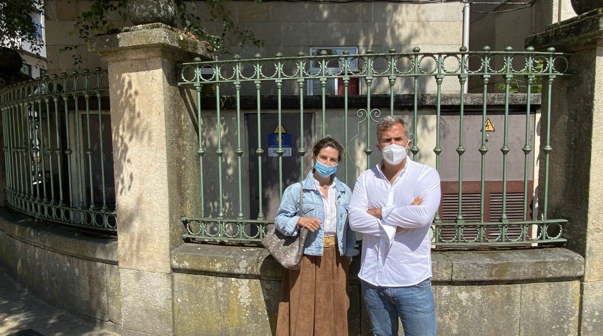 Silvia Junco e Rafa Domínguez, do Partido Popular, xunto ao transformador instalado no CEIP Barcelos