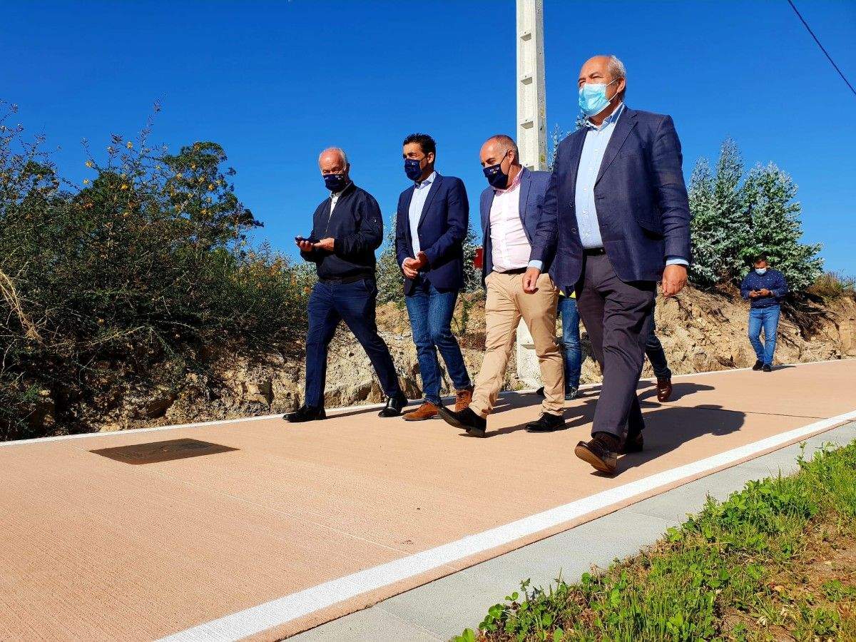 Estreno de la senda peatonal y ciclista en la carretera PO-307 en Vilanova de Arousa
